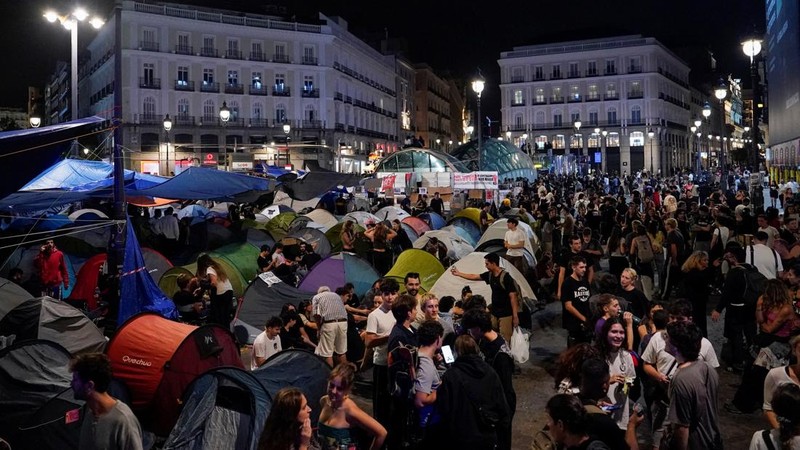 Para pengunjuk rasa berkumpul di alun-alun Puerta del Sol di pusat kota Madrid, Spanyol, pada 30 September 2026, menuntut tindakan politik untuk menghentikan penggusuran dan mengatasi krisis perumahan, menyusul penggusuran paksa seorang wanita berusi