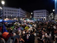 Para pengunjuk rasa berkumpul di alun-alun Puerta del Sol di pusat kota Madrid, Spanyol, pada 30 September 2026, menuntut tindakan politik untuk menghentikan penggusuran dan mengatasi krisis perumahan, menyusul penggusuran paksa seorang wanita berusi