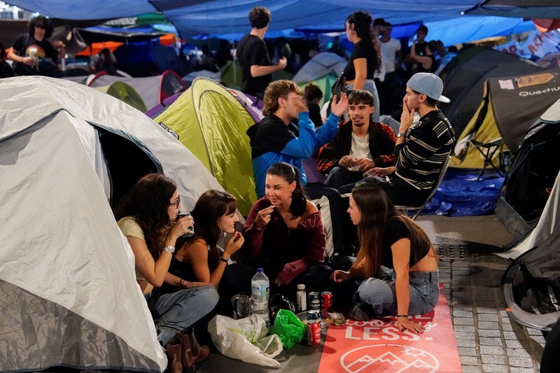 Para pengunjuk rasa berkumpul di alun-alun Puerta del Sol di pusat kota Madrid, Spanyol, pada 30 September 2026, menuntut tindakan politik untuk menghentikan penggusuran dan mengatasi krisis perumahan, menyusul penggusuran paksa seorang wanita berusia 87 tahun dari apartemennya. (REUTERS/Ana Beltran)