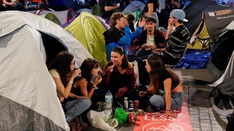 Para pengunjuk rasa berkumpul di alun-alun Puerta del Sol di pusat kota Madrid, Spanyol, pada 30 September 2026, menuntut tindakan politik untuk menghentikan penggusuran dan mengatasi krisis perumahan, menyusul penggusuran paksa seorang wanita berusia 87 tahun dari apartemennya.