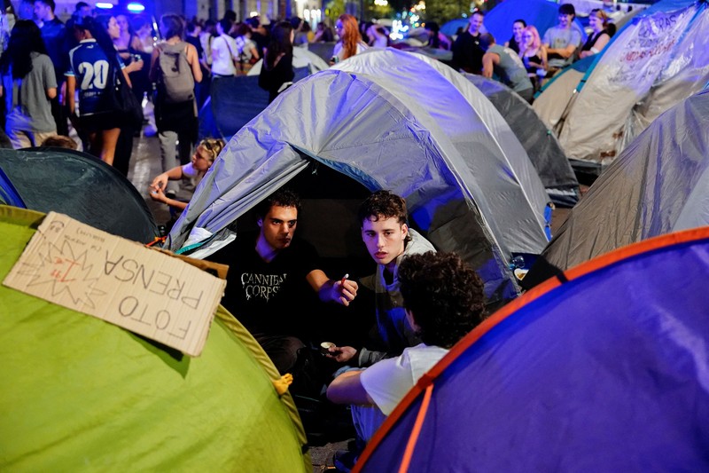 Para pengunjuk rasa berkumpul di alun-alun Puerta del Sol di pusat kota Madrid, Spanyol, pada 30 September 2026, menuntut tindakan politik untuk menghentikan penggusuran dan mengatasi krisis perumahan, menyusul penggusuran paksa seorang wanita berusia 87 tahun dari apartemennya. (REUTERS/Ana Beltran)