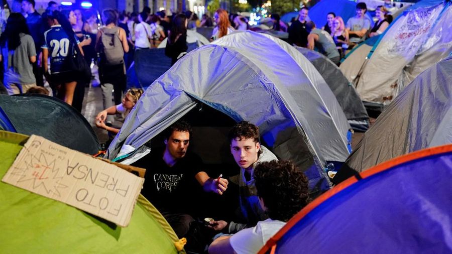 Para pengunjuk rasa berkumpul di alun-alun Puerta del Sol di pusat kota Madrid, Spanyol, pada 30 September 2026, menuntut tindakan politik untuk menghentikan penggusuran dan mengatasi krisis perumahan, menyusul penggusuran paksa seorang wanita berusia 87 tahun dari apartemennya.
