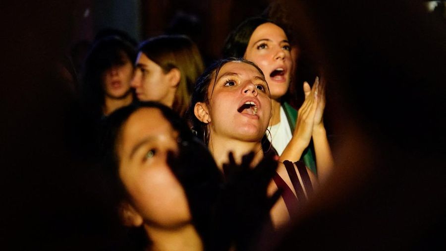 Para pengunjuk rasa berkumpul di alun-alun pusat kota Madrid, Puerta del Sol, menuntut tindakan politik untuk menghentikan penggusuran dan mengatasi krisis perumahan, menyusul penggusuran paksa seorang wanita berusia 87 tahun dari apartemennya di Madrid, Spanyol, pada 29 September 2026.