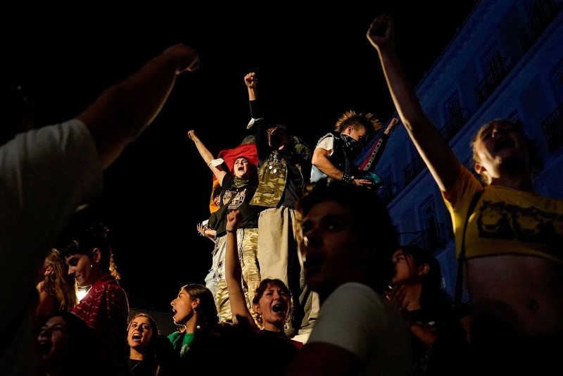 Para pengunjuk rasa berkumpul di alun-alun Puerta del Sol di pusat kota Madrid, Spanyol, pada 30 September 2026, menuntut tindakan politik untuk menghentikan penggusuran dan mengatasi krisis perumahan, menyusul penggusuran paksa seorang wanita berusia 87 tahun dari apartemennya. (REUTERS/Ana Beltran)