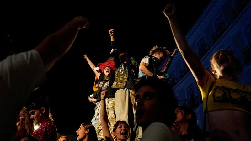 Para pengunjuk rasa berkumpul di alun-alun pusat kota Madrid, Puerta del Sol, menuntut tindakan politik untuk menghentikan penggusuran dan mengatasi krisis perumahan, menyusul penggusuran paksa seorang wanita berusia 87 tahun dari apartemennya di Madrid, Spanyol, pada 29 September 2026.