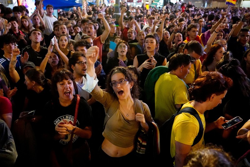 Para pengunjuk rasa berkumpul di alun-alun Puerta del Sol di pusat kota Madrid, Spanyol, pada 30 September 2026, menuntut tindakan politik untuk menghentikan penggusuran dan mengatasi krisis perumahan, menyusul penggusuran paksa seorang wanita berusia 87 tahun dari apartemennya. (REUTERS/Ana Beltran)