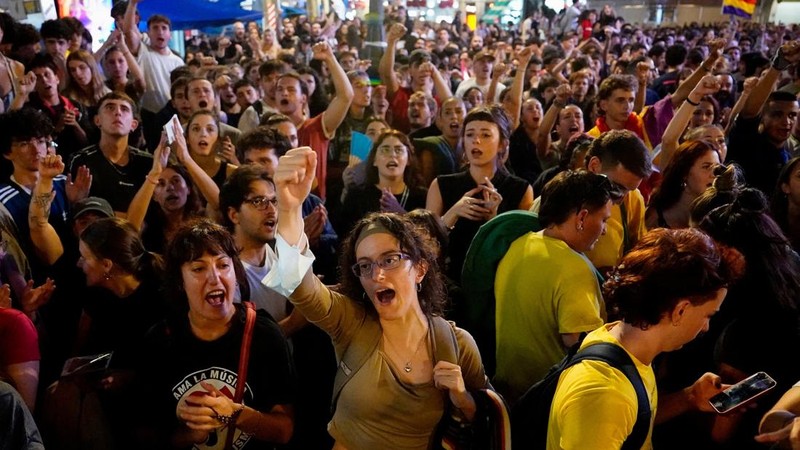 Para pengunjuk rasa meneriakkan slogan saat berkumpul di alun-alun pusat kota Madrid, Puerta del Sol, untuk menuntut tindakan politik guna menghentikan penggusuran dan mengatasi krisis perumahan, menyusul penggusuran paksa seorang wanita berusia 87 tahun dari apartemennya di Madrid, Spanyol, pada 29 September 2026.