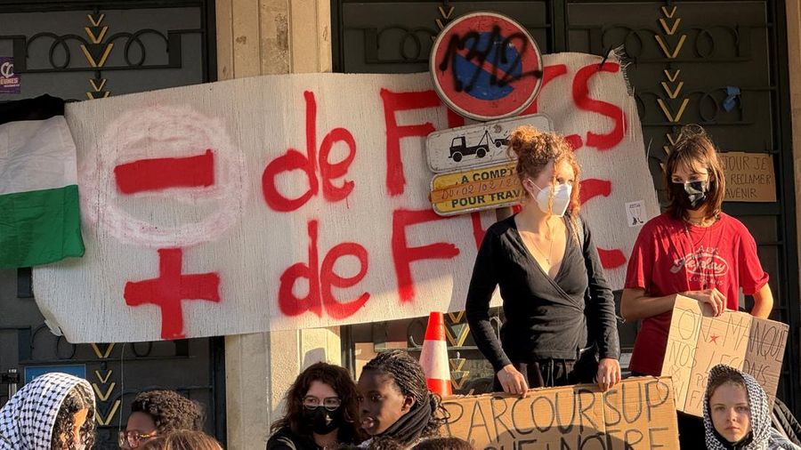 Para siswa SMA di Prancis memblokir akses ke SMA Helene Boucher di Paris sebagai bagian dari hari pemogokan dan unjuk rasa oleh pekerja sektor publik—termasuk petugas pemadam kebakaran—di Prancis pada 29 September 2026.