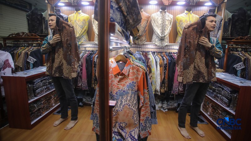 Pedagang melakukan siaran langsung saat menjual pakaian melalui aplikasi belanja daring (e-commerce) di Thamrin City, Jakarta, Rabu (30/9/2026). (CNBC Indonesia/Faisal Rahman)