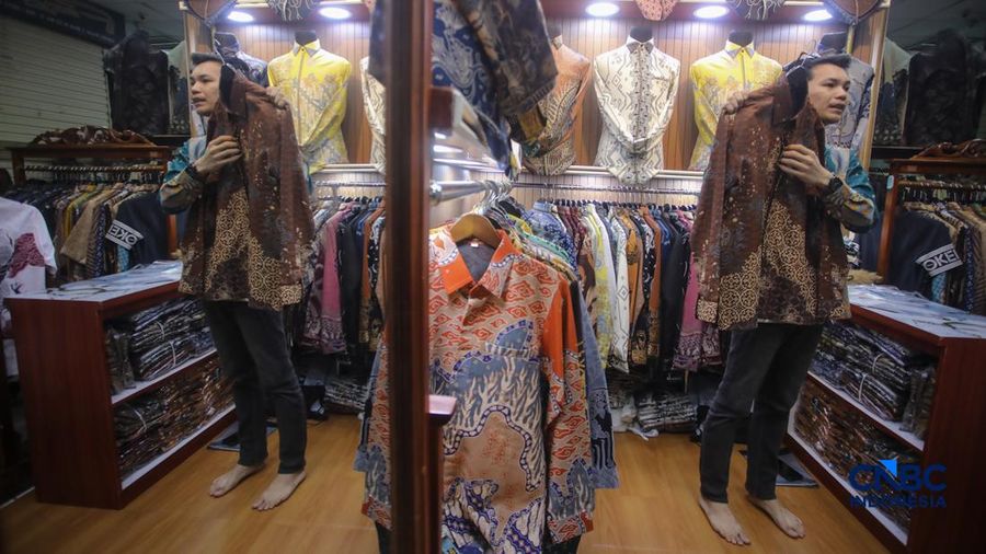 Pedagang melakukan siaran langsung saat menjual pakaian melalui aplikasi belanja daring (e-commerce) di Thamrin City, Jakarta, Rabu (30/9/2026).