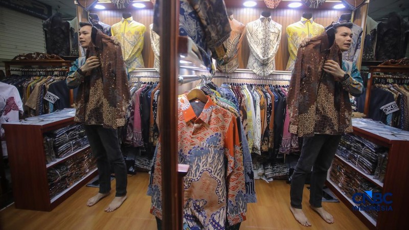 Pedagang melakukan siaran langsung saat menjual pakaian melalui aplikasi belanja daring (e-commerce) di Thamrin City, Jakarta, Rabu (30/9/2026).