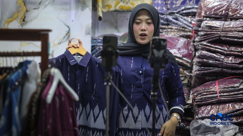 Pedagang melakukan siaran langsung saat menjual pakaian melalui aplikasi belanja daring (e-commerce) di Thamrin City, Jakarta, Rabu (30/9/2026). (CNBC Indonesia/Faisal Rahman)