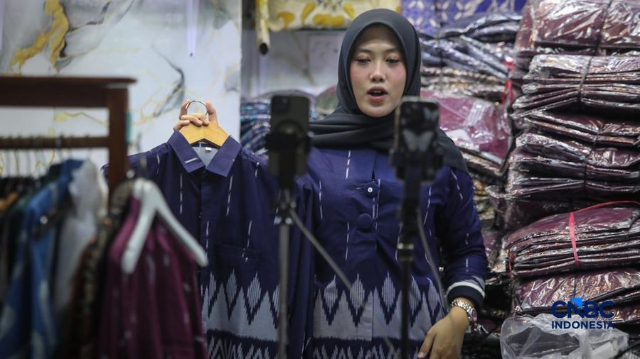 Pedagang melakukan siaran langsung saat menjual pakaian melalui aplikasi belanja daring (e-commerce) di Thamrin City, Jakarta, Rabu (30/9/2026).
