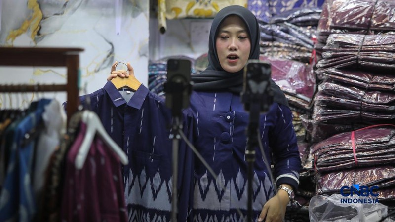 Pedagang melakukan siaran langsung saat menjual pakaian melalui aplikasi belanja daring (e-commerce) di Thamrin City, Jakarta, Rabu (30/9/2026).