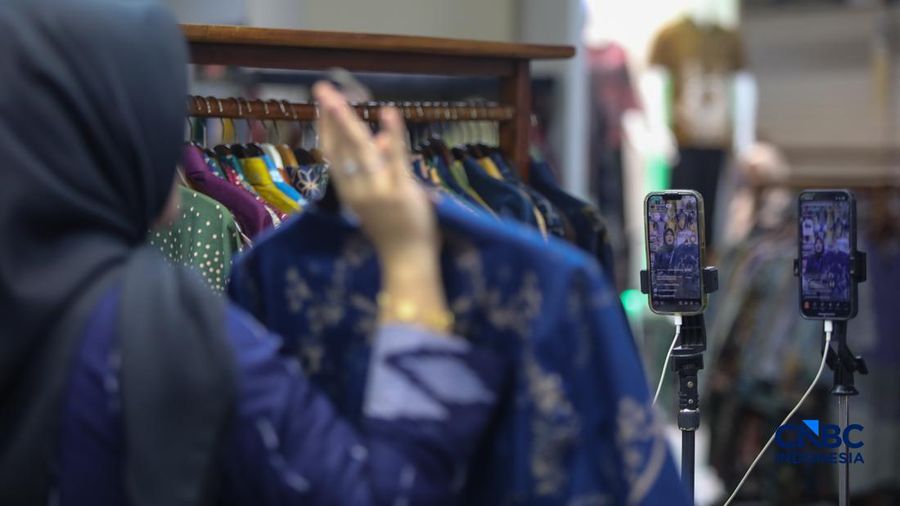 Pedagang melakukan siaran langsung saat menjual pakaian melalui aplikasi belanja daring (e-commerce) di Thamrin City, Jakarta, Rabu (30/9/2026).