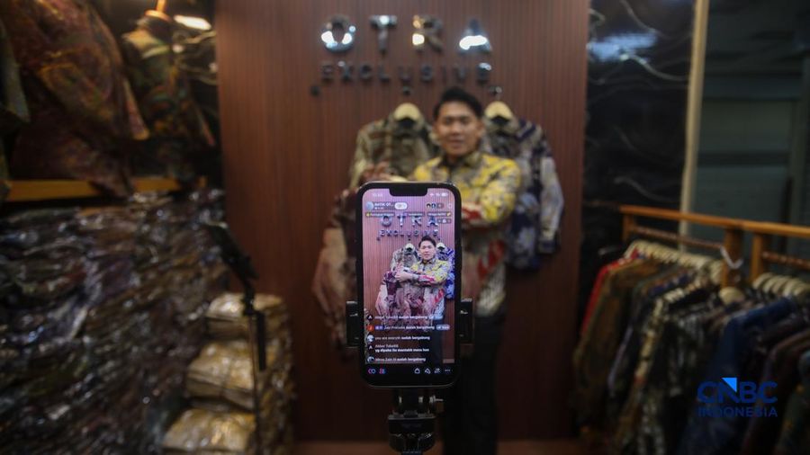 Pedagang melakukan siaran langsung saat menjual pakaian melalui aplikasi belanja daring (e-commerce) di Thamrin City, Jakarta, Rabu (30/9/2026).(CNBC Indonesia/Faisal Rahman)