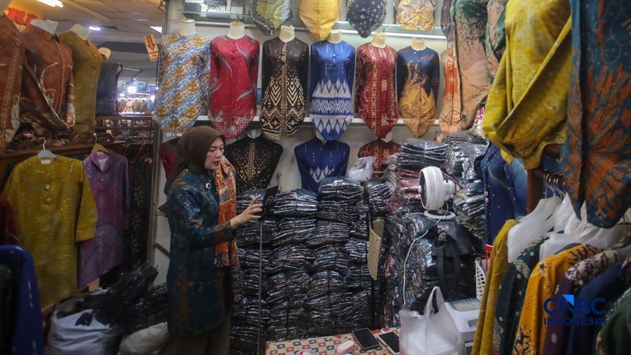 Pedagang melakukan siaran langsung saat menjual pakaian melalui aplikasi belanja daring (e-commerce) di Thamrin City, Jakarta, Rabu (30/9/2026).