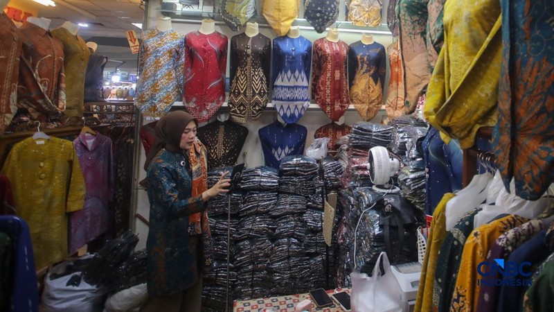 Pedagang melakukan siaran langsung saat menjual pakaian melalui aplikasi belanja daring (e-commerce) di Thamrin City, Jakarta, Rabu (30/9/2026).