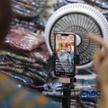 Pedagang melakukan siaran langsung saat menjual pakaian melalui aplikasi belanja daring (e-commerce) di Thamrin City, Jakarta, Rabu (30/9/2026).(CNBC Indonesia/Faisal Rahman)