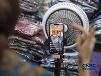 Pedagang melakukan siaran langsung saat menjual pakaian melalui aplikasi belanja daring (e-commerce) di Thamrin City, Jakarta, Rabu (30/9/2026).(CNBC Indonesia/Faisal Rahman)
