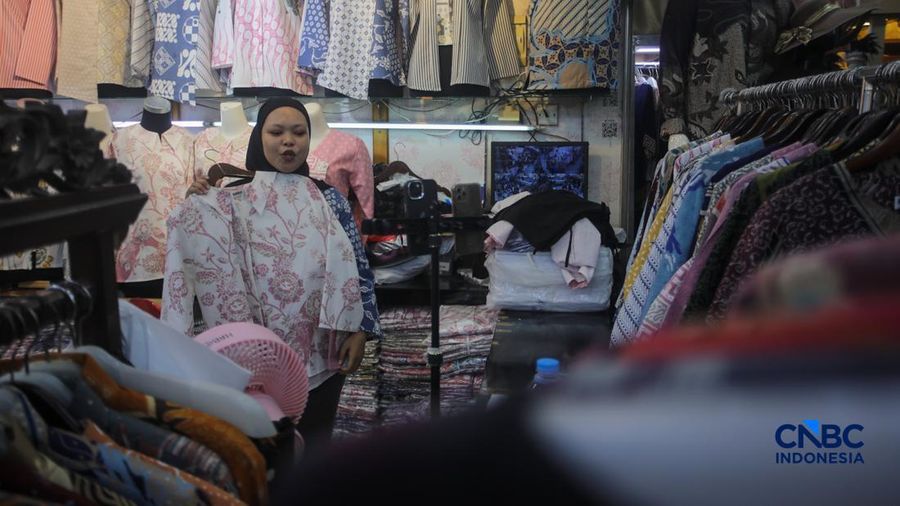 Pedagang melakukan siaran langsung saat menjual pakaian melalui aplikasi belanja daring (e-commerce) di Thamrin City, Jakarta, Rabu (30/9/2026).