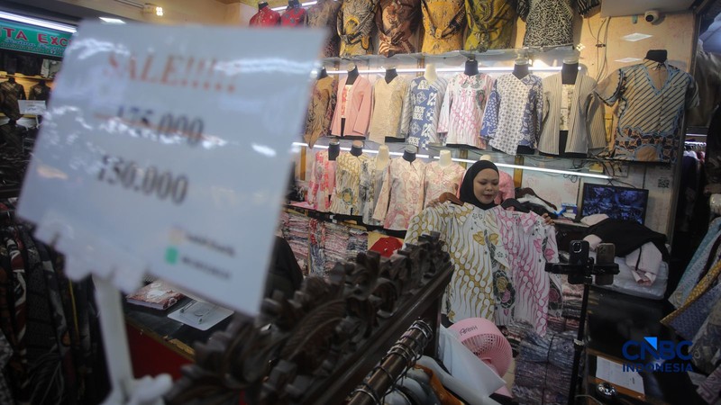 Pedagang melakukan siaran langsung saat menjual pakaian melalui aplikasi belanja daring (e-commerce) di Thamrin City, Jakarta, Rabu (30/9/2026). (CNBC Indonesia/Faisal Rahman)