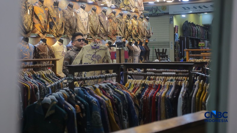 Pedagang melakukan siaran langsung saat menjual pakaian melalui aplikasi belanja daring (e-commerce) di Thamrin City, Jakarta, Rabu (30/9/2026). (CNBC Indonesia/Faisal Rahman)