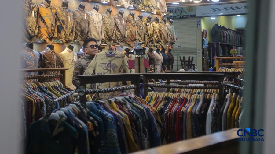 Pedagang melakukan siaran langsung saat menjual pakaian melalui aplikasi belanja daring (e-commerce) di Thamrin City, Jakarta, Rabu (30/9/2026).