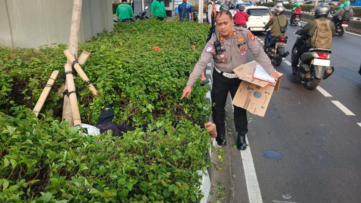 Hilang Kendali, Pemotor di Pancoran Tewas Usai Tabrak Pembatas Jalan — NadiKabar.com