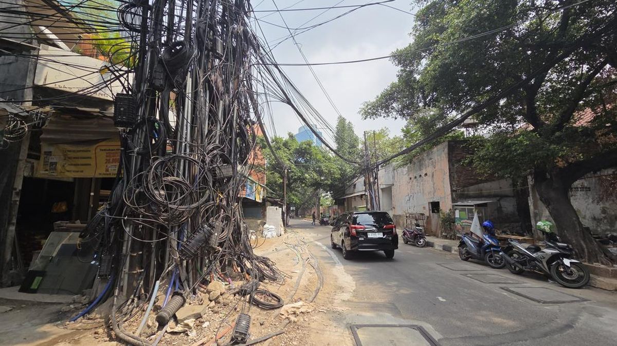 Penampakan Kabel Semrawut di Mampang Jaksel, Warga Kerap Terpeleset — NadiKabar.com