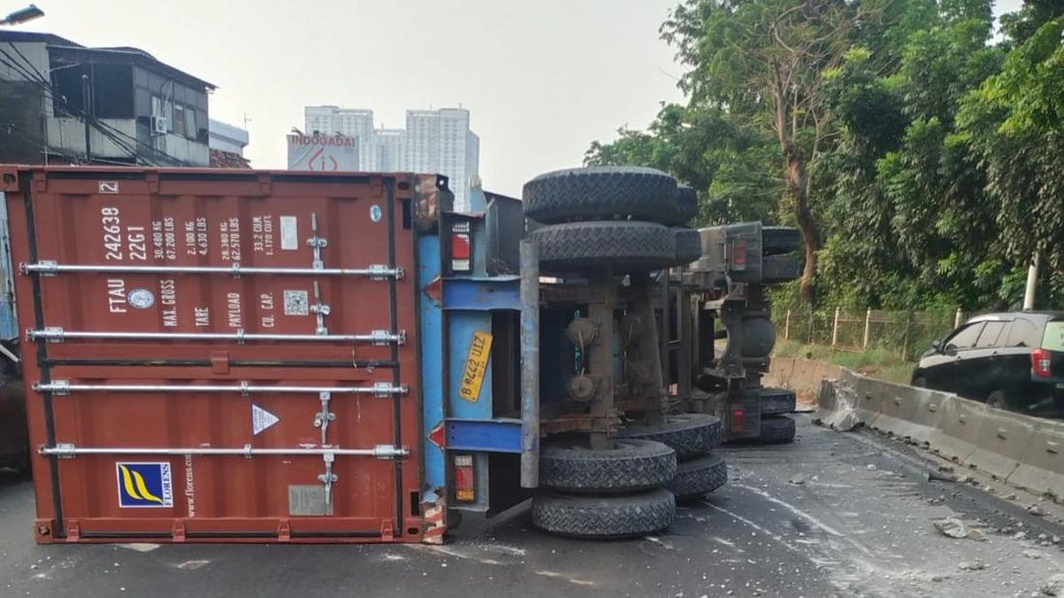 Sopir Ngantuk, Truk Kontainer di Pluit Arah Grogol Terguling — NadiKabar.com