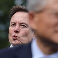 Pendiri sekaligus CEO SpaceX dan Tesla, Elon Musk, serta Presiden sekaligus CEO Nvidia, Jensen Huang, tampak berada di jalan masuk Gedung Putih usai acara jamuan makan siang bagi para pemimpin sektor teknologi di East Room, Washington, D.C., AS, pada