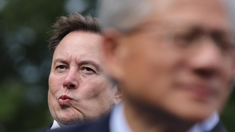 Pendiri sekaligus CEO SpaceX dan Tesla, Elon Musk, serta Presiden sekaligus CEO Nvidia, Jensen Huang, tampak berada di jalan masuk Gedung Putih usai acara jamuan makan siang bagi para pemimpin sektor teknologi di East Room, Washington, D.C., AS, pada 29 September 2026.