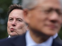 Pendiri sekaligus CEO SpaceX dan Tesla, Elon Musk, serta Presiden sekaligus CEO Nvidia, Jensen Huang, tampak berada di jalan masuk Gedung Putih usai acara jamuan makan siang bagi para pemimpin sektor teknologi di East Room, Washington, D.C., AS, pada