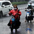 Pengendara sepeda motor berteduh saat hujan di bawa Jalan Tol Pondok Pinang-Taman Mini di Kawasan Fatmawati, Jakarta, Rabu (30/9/2026). (CNBC Indonesia/Tri Susilo)