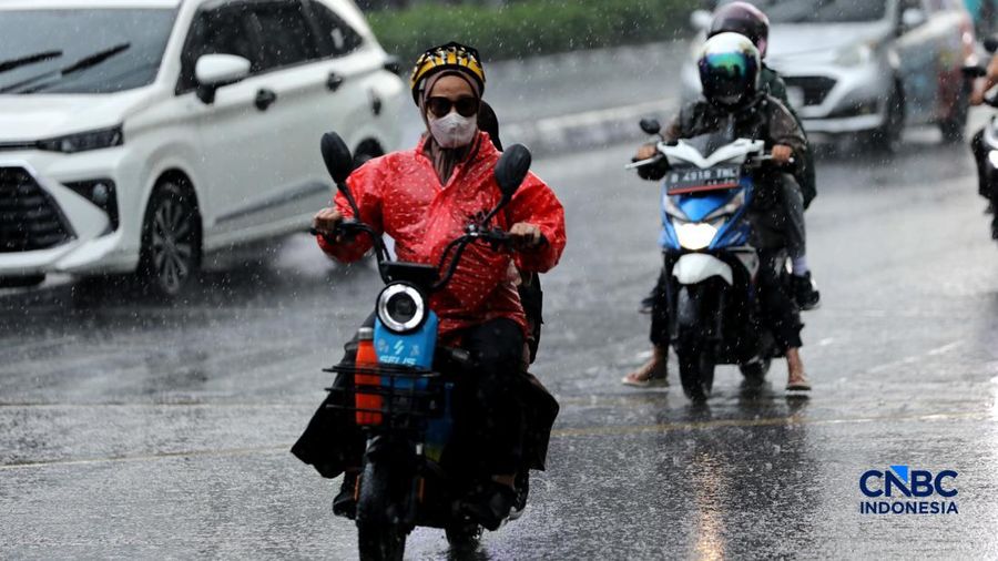 Pengendara sepeda motor berteduh saat hujan di bawa Jalan Tol Pondok Pinang-Taman Mini di Kawasan Fatmawati, Jakarta, Rabu (30/9/2026). (CNBC Indonesia/Tri Susilo)