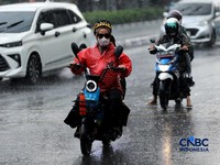 Pengendara sepeda motor berteduh saat hujan di bawa Jalan Tol Pondok Pinang-Taman Mini di Kawasan Fatmawati, Jakarta, Rabu (30/9/2026). (CNBC Indonesia/Tri Susilo)