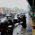 Pengendara sepeda motor berteduh saat hujan di bawa Jalan Tol Pondok Pinang-Taman Mini di Kawasan Fatmawati, Jakarta, Rabu (30/9/2026). (CNBC Indonesia/Tri Susilo)