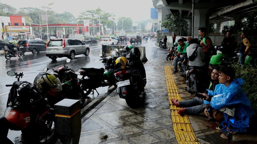 Pengendara sepeda motor berteduh saat hujan di bawa Jalan Tol Pondok Pinang-Taman Mini di Kawasan Fatmawati, Jakarta, Rabu (30/9/2026). (CNBC Indonesia/Tri Susilo)