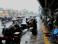 Pengendara sepeda motor berteduh saat hujan di bawa Jalan Tol Pondok Pinang-Taman Mini di Kawasan Fatmawati, Jakarta, Rabu (30/9/2026). (CNBC Indonesia/Tri Susilo)