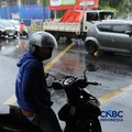 Pengendara sepeda motor berteduh saat hujan di bawa Jalan Tol Pondok Pinang-Taman Mini di Kawasan Fatmawati, Jakarta, Rabu (30/9/2026). (CNBC Indonesia/Tri Susilo)