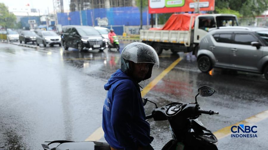 Pengendara sepeda motor berteduh saat hujan di bawa Jalan Tol Pondok Pinang-Taman Mini di Kawasan Fatmawati, Jakarta, Rabu (30/9/2026). (CNBC Indonesia/Tri Susilo)