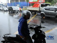 Pengendara sepeda motor berteduh saat hujan di bawa Jalan Tol Pondok Pinang-Taman Mini di Kawasan Fatmawati, Jakarta, Rabu (30/9/2026). (CNBC Indonesia/Tri Susilo)
