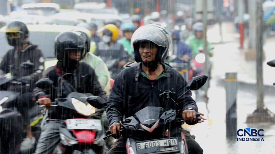 Pengendara sepeda motor berteduh saat hujan di bawa Jalan Tol Pondok Pinang-Taman Mini di Kawasan Fatmawati, Jakarta, Rabu (30/9/2026). (CNBC Indonesia/Tri Susilo)