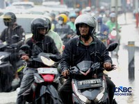 Pengendara sepeda motor berteduh saat hujan di bawa Jalan Tol Pondok Pinang-Taman Mini di Kawasan Fatmawati, Jakarta, Rabu (30/9/2026). (CNBC Indonesia/Tri Susilo)