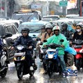Pengendara sepeda motor berteduh saat hujan di bawa Jalan Tol Pondok Pinang-Taman Mini di Kawasan Fatmawati, Jakarta, Rabu (30/9/2026). (CNBC Indonesia/Tri Susilo)