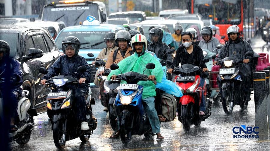 Pengendara sepeda motor berteduh saat hujan di bawa Jalan Tol Pondok Pinang-Taman Mini di Kawasan Fatmawati, Jakarta, Rabu (30/9/2026). (CNBC Indonesia/Tri Susilo)