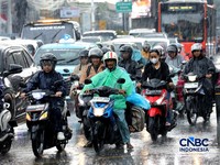 Pengendara sepeda motor berteduh saat hujan di bawa Jalan Tol Pondok Pinang-Taman Mini di Kawasan Fatmawati, Jakarta, Rabu (30/9/2026). (CNBC Indonesia/Tri Susilo)