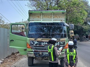 Puluhan Truk Bawa Muatan Tanpa Terpal Ditindak Polisi di Gresik