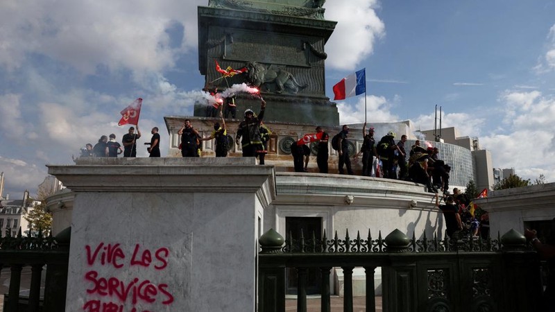 Petugas pemadam kebakaran Prancis berkumpul di Place de la Bastille, Paris, pada 29 September 2026, dalam aksi unjuk rasa yang menuntut tambahan sumber daya dan pendanaan setelah musim panas yang diwarnai kebakaran hebat; aksi ini merupakan bagian dari hari pemogokan dan protes oleh para pekerja sektor publik di Prancis. Slogan yang tertera berbunyi